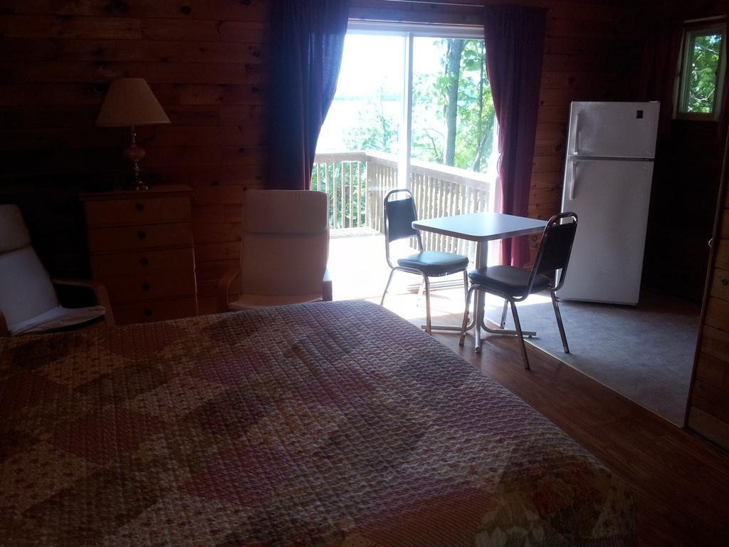Red Lodge Resort Little Current Habitación foto