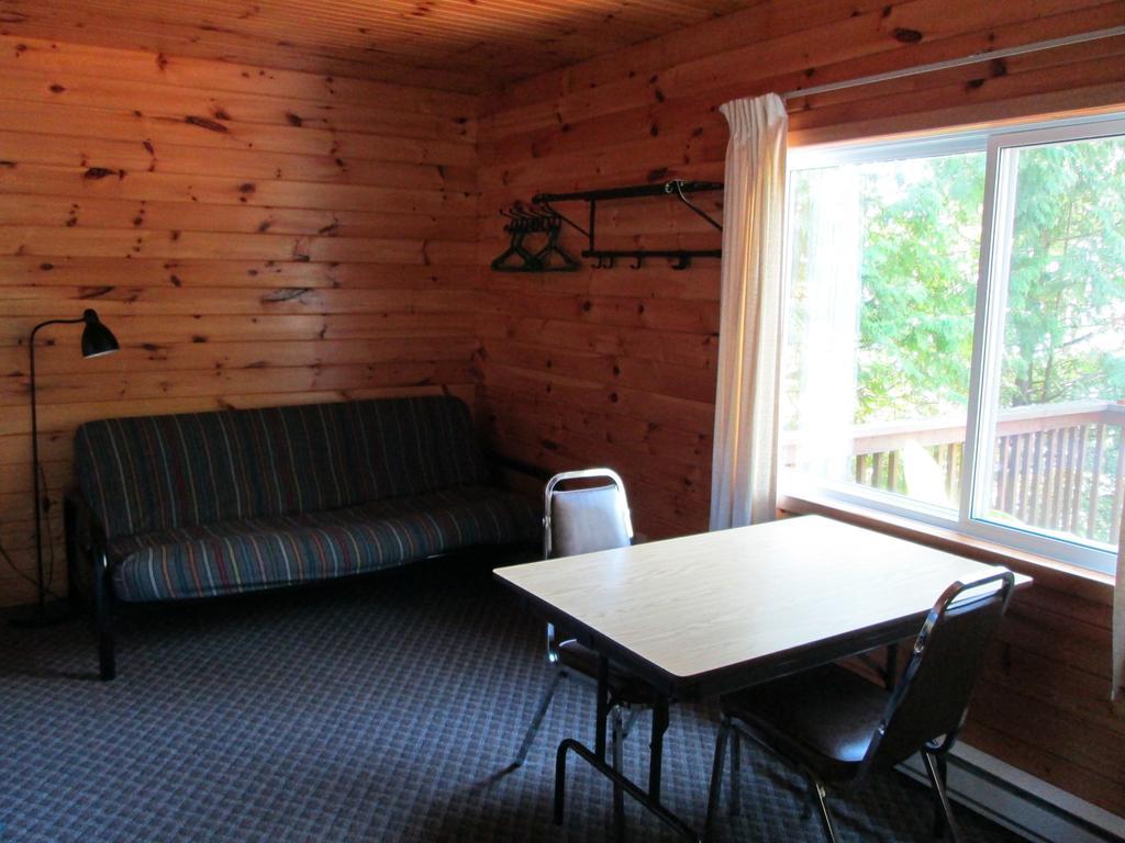 Red Lodge Resort Little Current Habitación foto